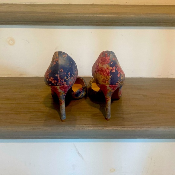 🌸Jessica Simpson- Stiletto Pumps (Blue w/Pink, Tan, and Blue Flowers)🌸 - Picture 3 of 4